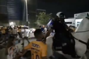 Acusan a policía de violencia contra aficionado de Tigres