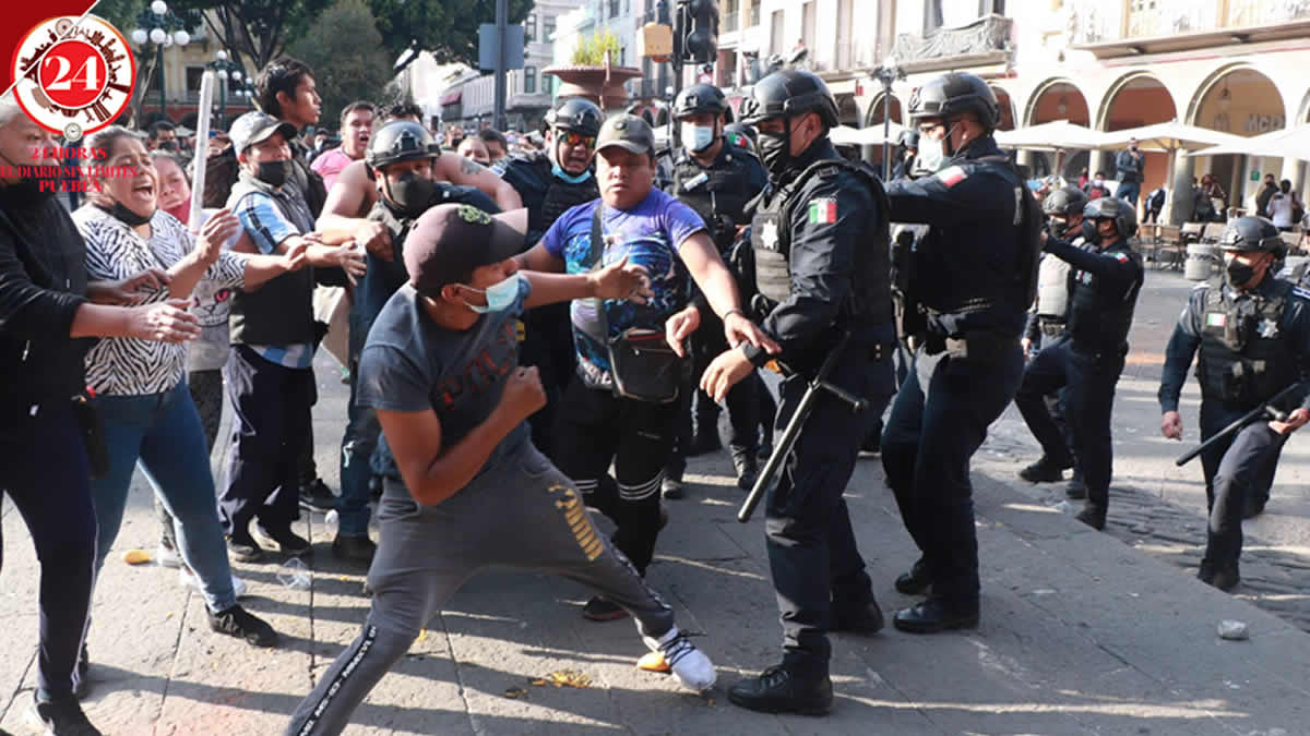 Volaron envases, tubos y hasta comida durante zafarrancho en el Zócalo