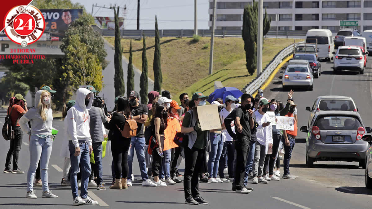 Cierran nuevamente la Recta a Cholula alumnos de la Udlap