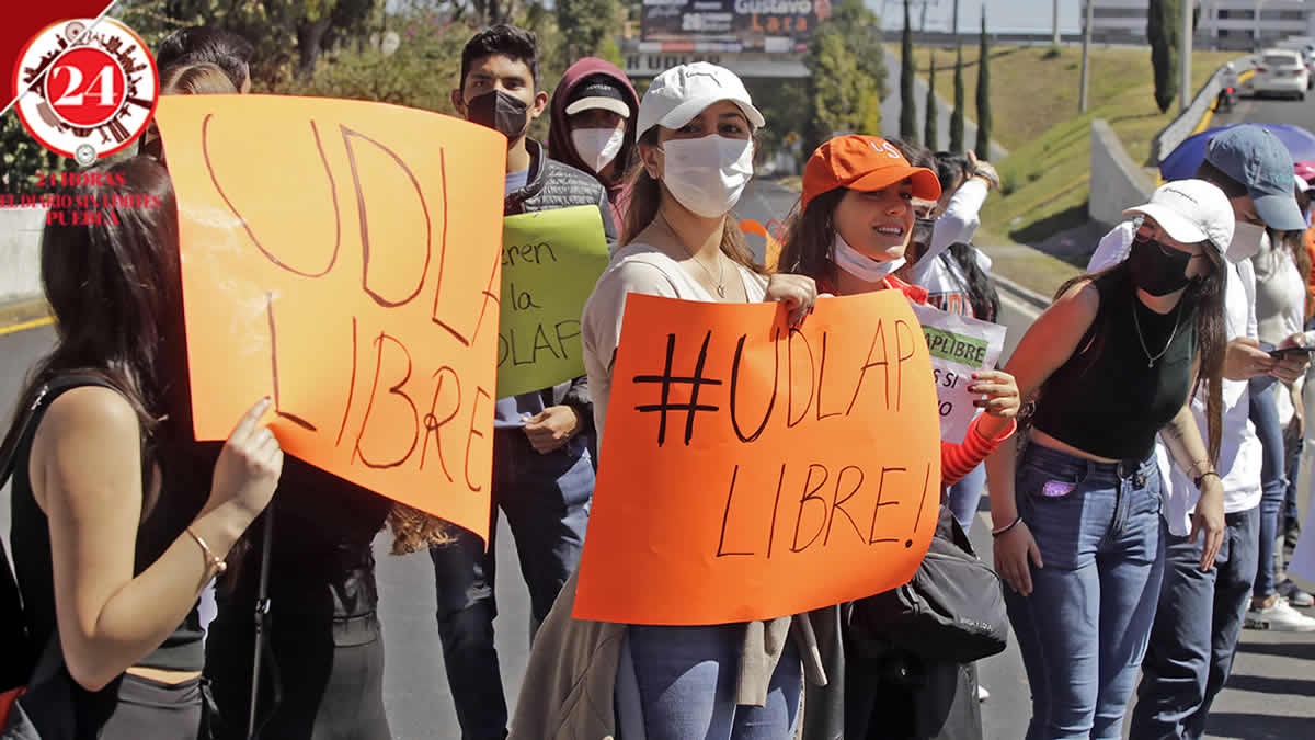 Protestan estudiantes Udlap en museo de Cholula durante visita del canciller Ebrard