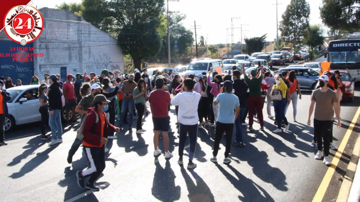 Cierran alumnos y maestros de la UDLAP la Recta a Cholula (+video)