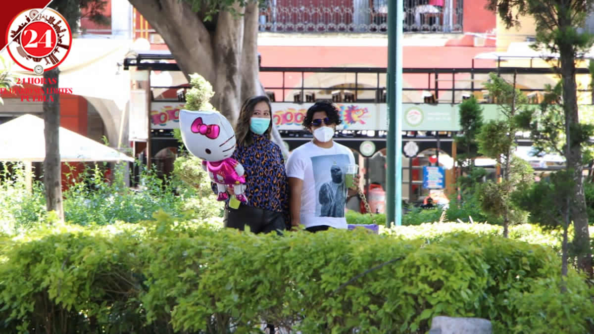 Celebran parejas el Día del Amor y la Amistad en el Centro de Puebla