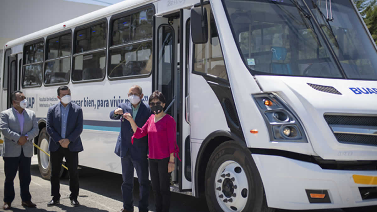 Inaugura Lilia Cedillo caseta de vigilancia y entrega autobús a Veterinaria y Zootecnia