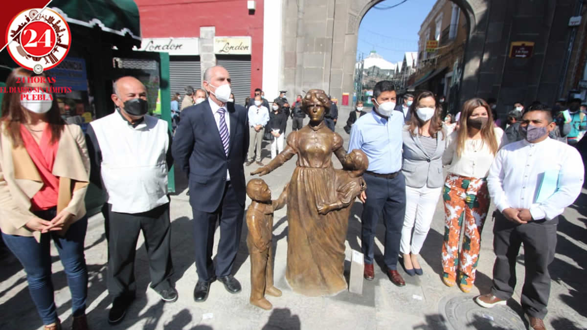 Develan 8 esculturas de bronce en honor a poblanos destacados