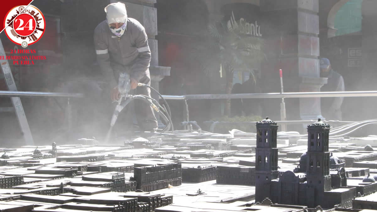 Limpian trabajadores las pintas en la maqueta de la ciudad y Los Portales