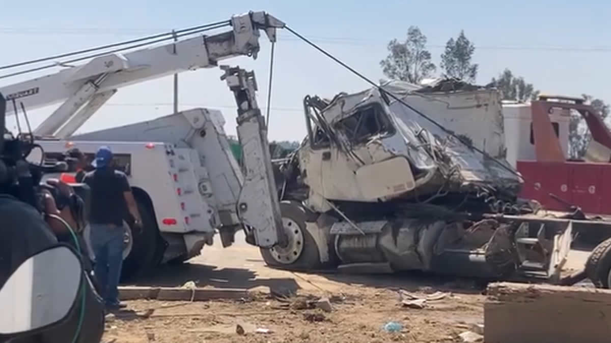 Vuelca tráiler al quedarse sin frenos en la México-Puebla; hay 2 heridos graves