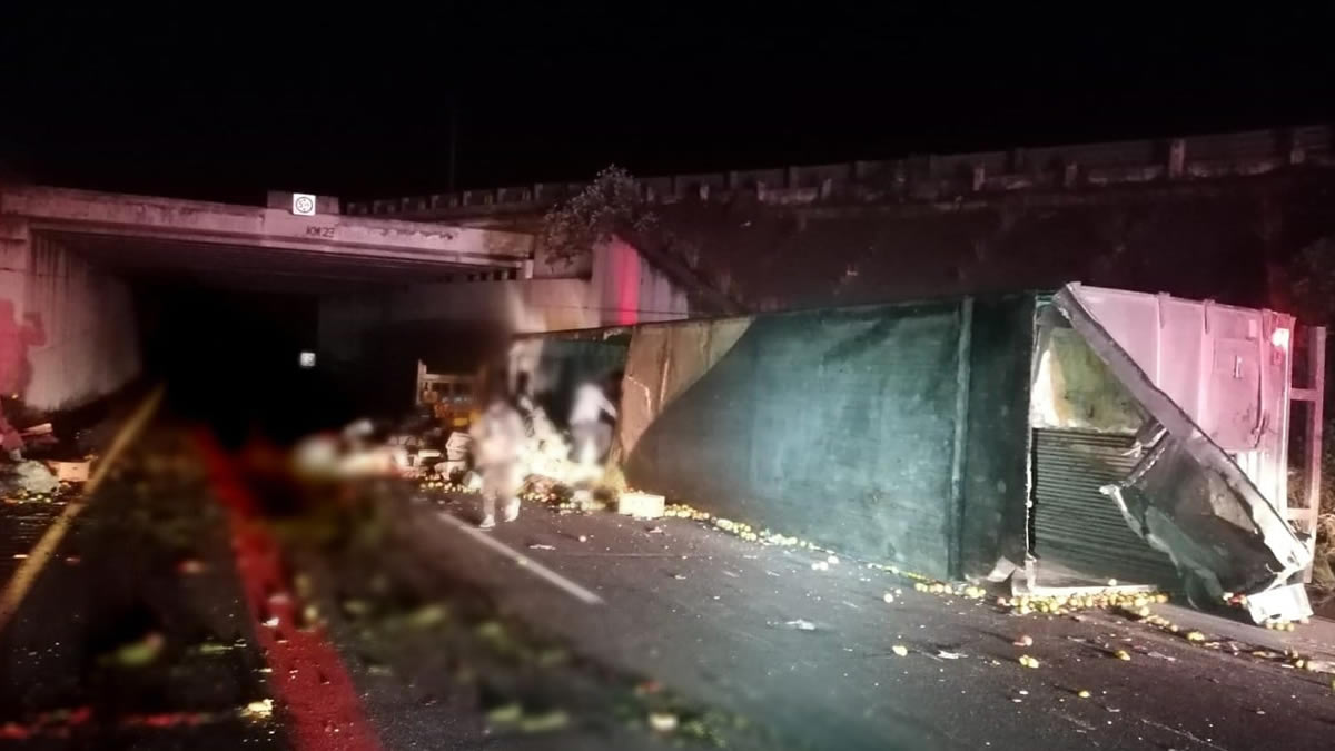 Vuelca tráiler en la Puebla-Córdoba y provoca cierre parcial