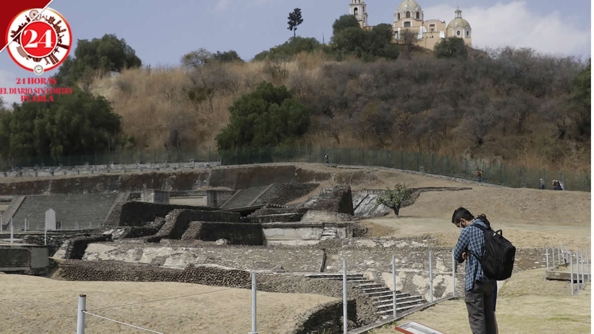 Disfrutan turistas de la zona arqueológica de Cholula y sus rituales ancestrales