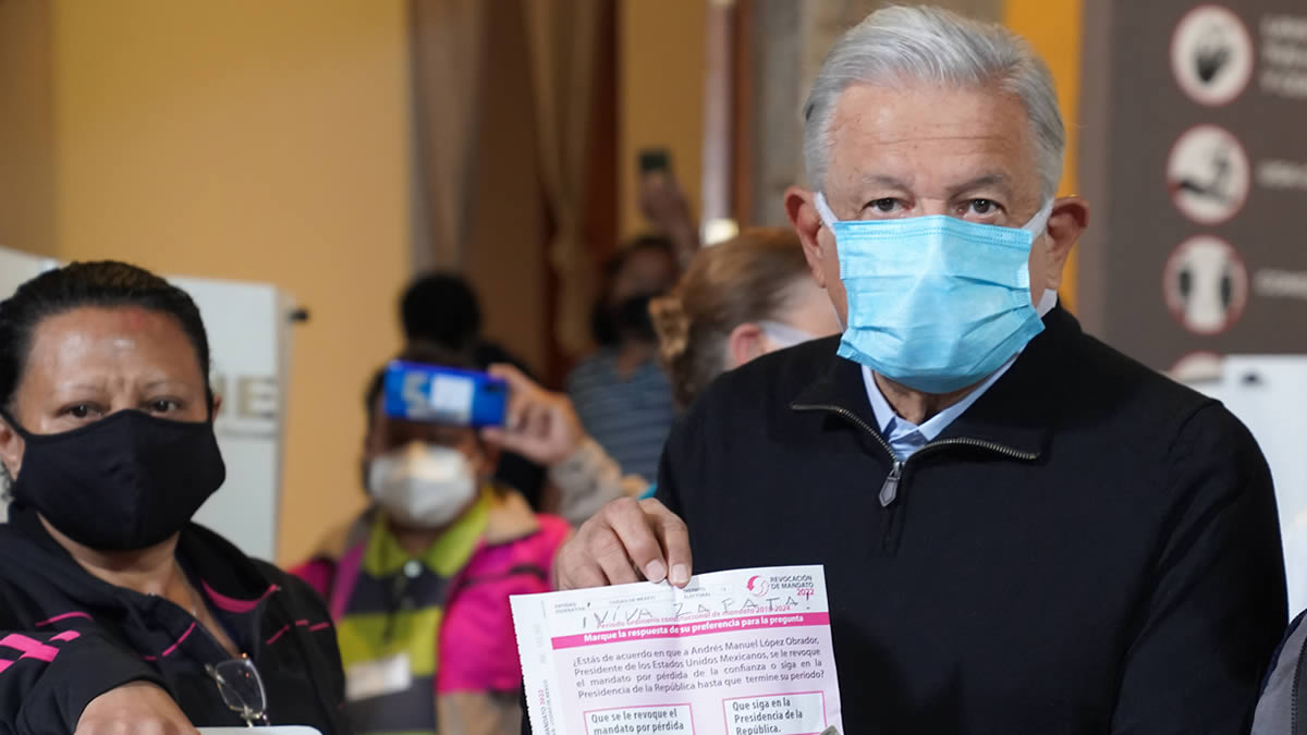 Acude AMLO a votar en el Antiguo Palacio del Arzobispado