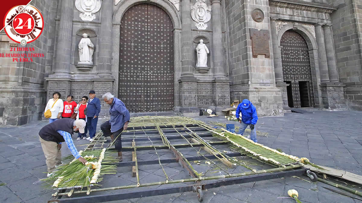 Elaboran artesanos adorno con palmas para la “puerta del perdón” de la Catedral