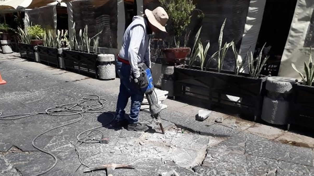 Dan mantenimiento a calles del Centro Histórico previo a procesión del Viacrucis