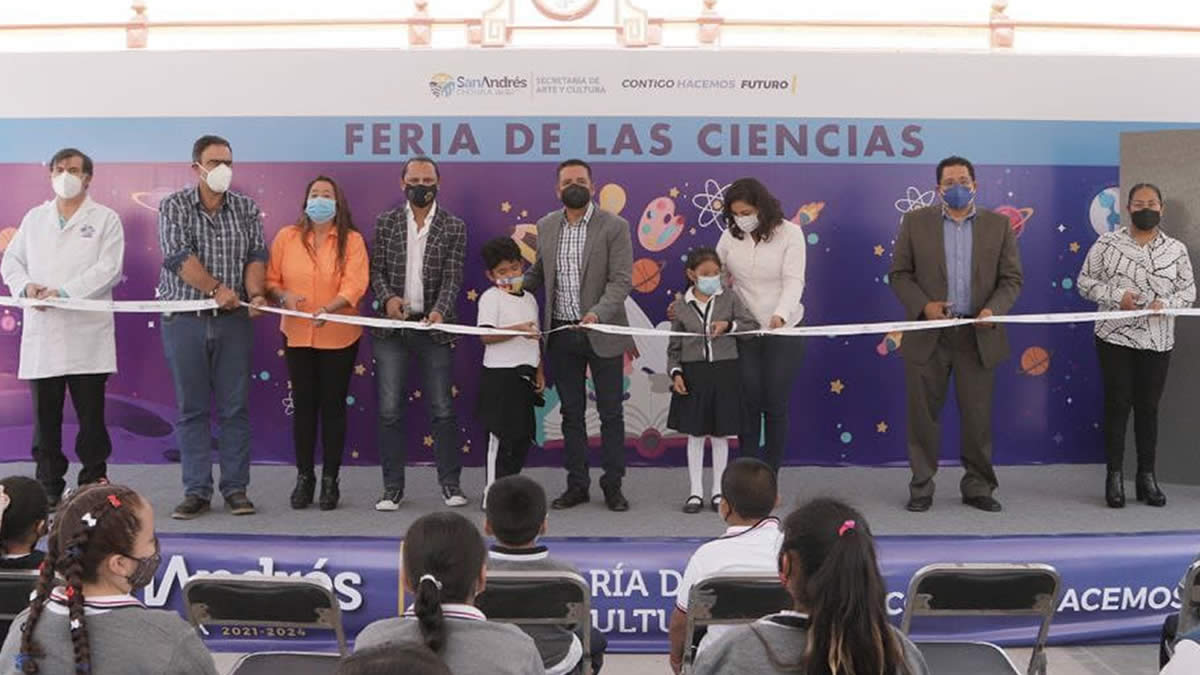 Inaugura edil la “Feria de la Ciencia” en el Zócalo de San Andrés Cholula