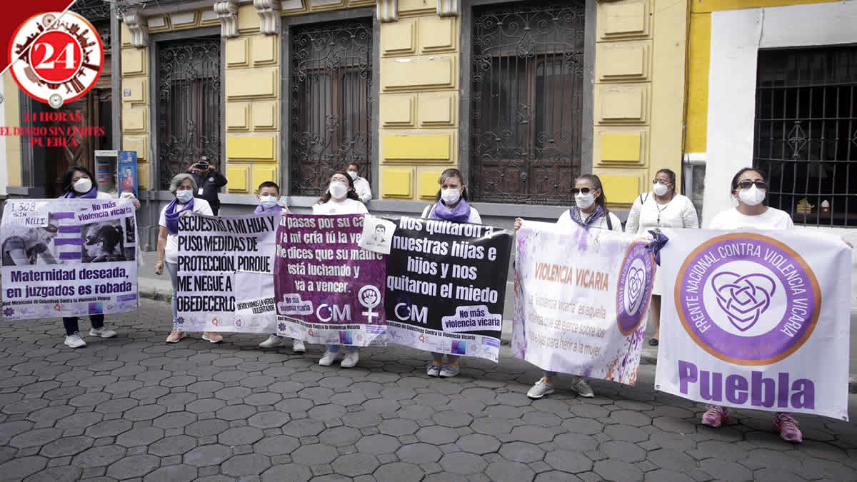 Se manifiestan víctimas de violencia vicaria en la FGE y el Congreso