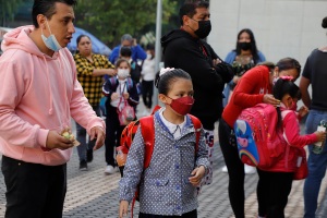 Sin querer queriendo, vuelven millones a planteles educativos