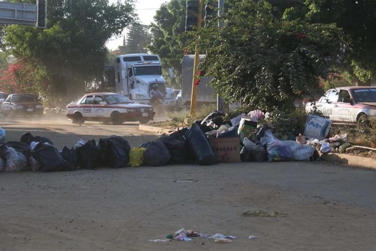 Llenan con basura las vialidades de Oaxaca