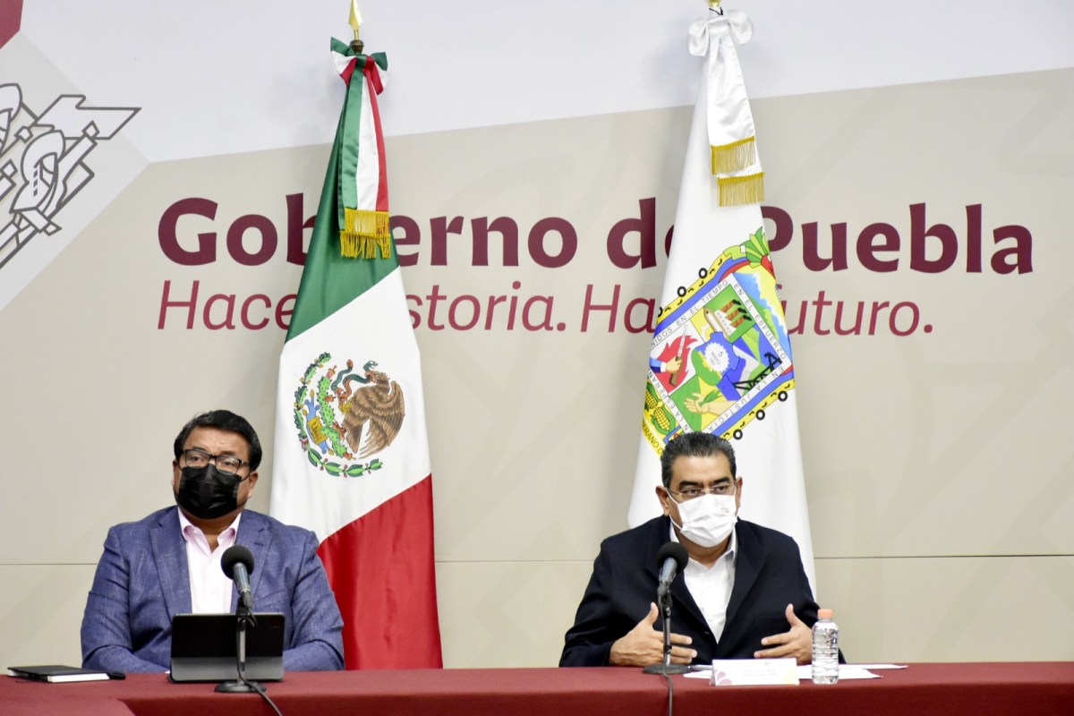 Pendiente gobierno estatal de la seguridad pública de Nealtican: SEGOB - El titular de la dependencia, Julio Huerta reportó que no existe un incremento de delitos CIUDAD DE PUEBLA, Pue.- El gobierno estatal está al pendiente de la seguridad y de las demandas de los habitantes de Nealtican, expuso el secretario de Gobernación (SEGOB), Julio Huerta Gómez, al reportar que, de acuerdo a información de la Secretaría de Seguridad Pública, no existe un incremento en los delitos en ese municipio. Durante la conferencia de prensa que encabeza el gobernador Sergio Salomón Céspedes Peregrina, el titular de la SEGOB destacó que existe comunicación y coordinación permanente con el alcalde, Germán Torres Romero para analizar el tema de manera puntual. Huerta Gómez agregó que el edil ha realizado diversas acciones, gestiones y solicitudes a los gobiernos estatal y federal, que buscan responder y mejorar las condiciones de seguridad pública en el municipio como lo demandan los pobladores. Finalmente, el funcionario reiteró el compromiso del gobierno estatal para escuchar y atender esta situación, así como reforzar las acciones de seguridad y bienestar de todas las y los poblanos.