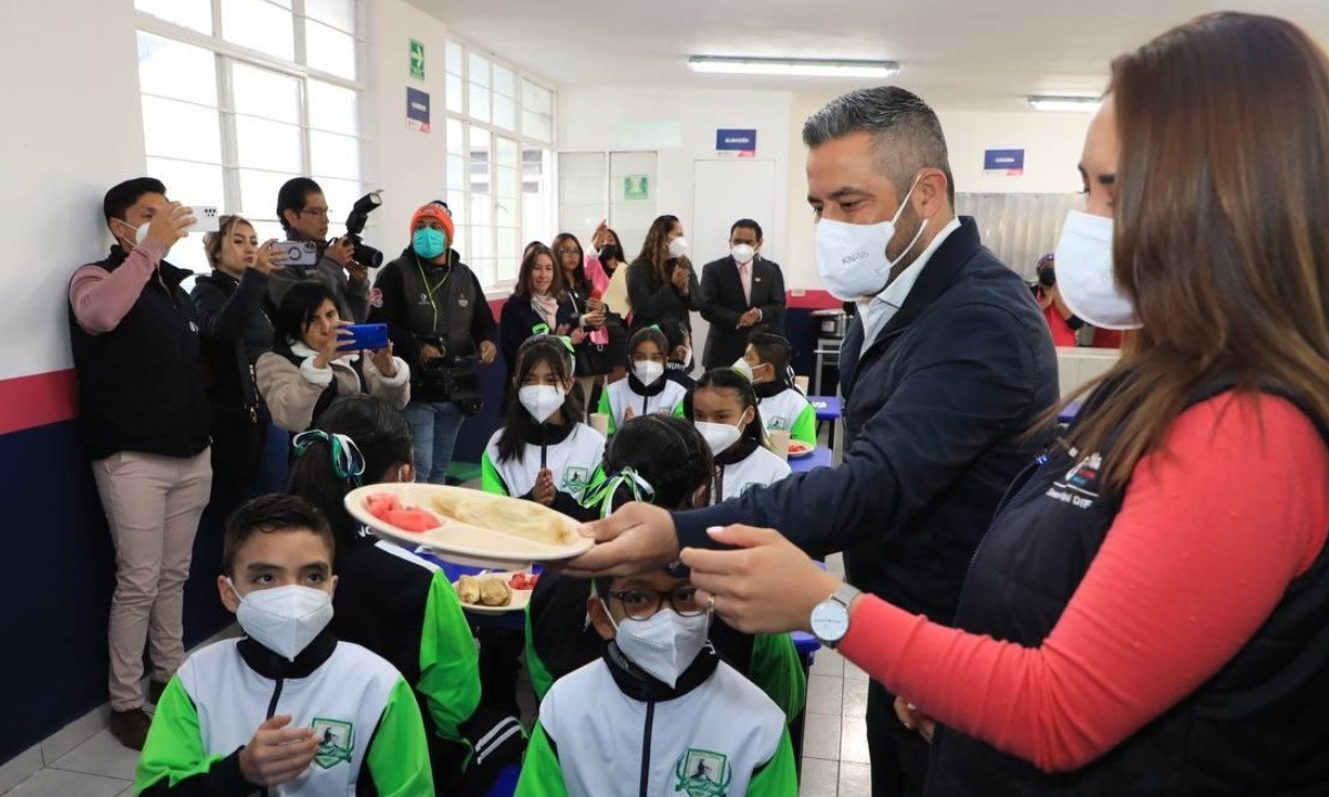 Adán Domínguez entrega desayunador escolar