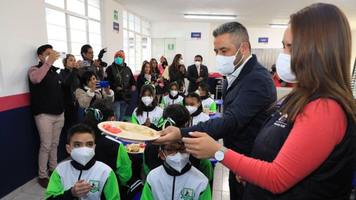 Adán Domínguez entrega desayunador escolar