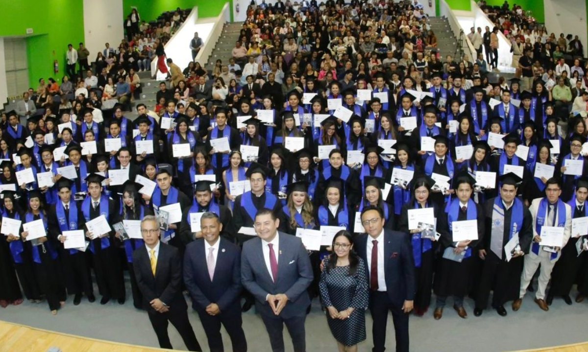 Alejandro Armenta y Universitarios