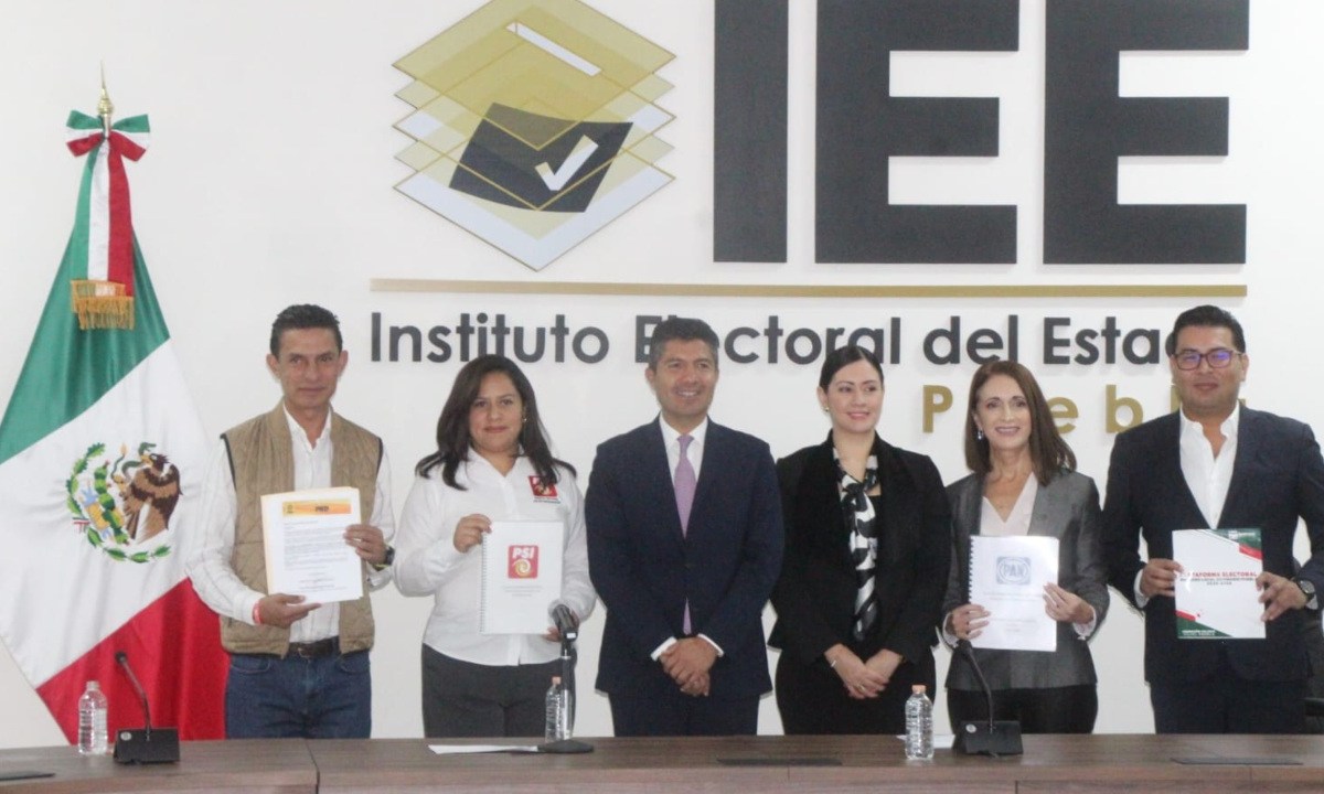 Eduardo Rivera Pérez /Entrega plataforma en el IEE