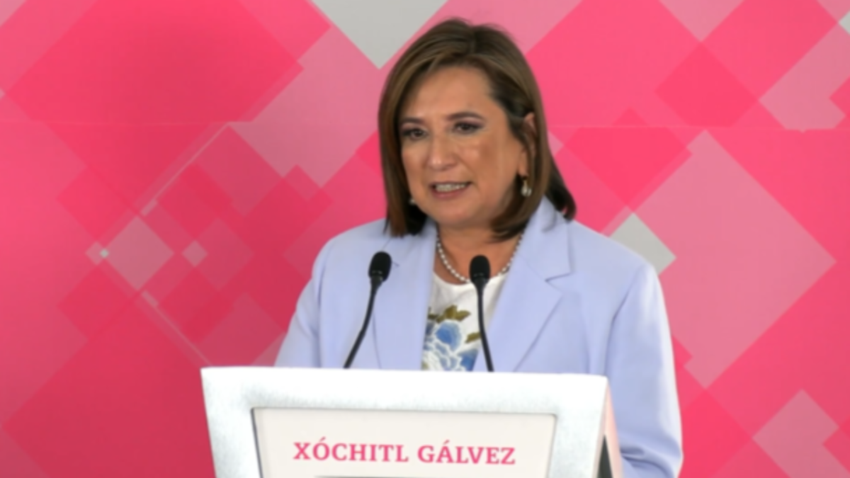 Foto: Captura Xóchitl Gálvez Ruiz. Al final de la conferencia, Gálvez recibió un gran ramo de rosas rojas por parte de "El patrón" un personaje de tik tok que se identificó como xochilover.