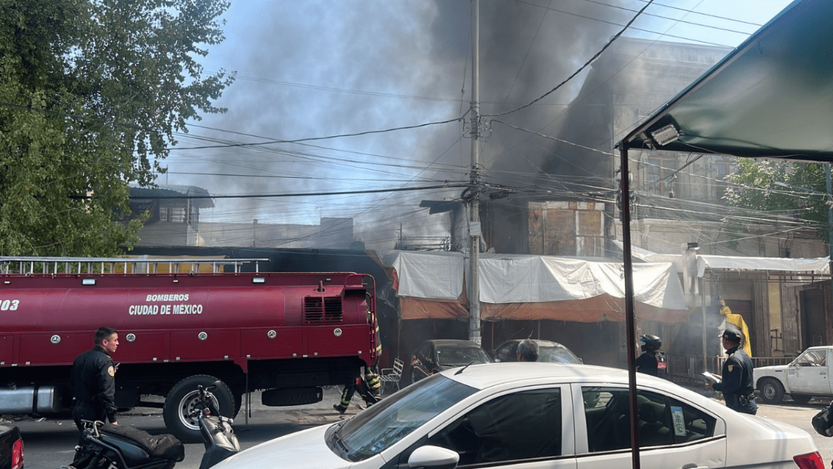 Foto; Especial. El incendio, que ya fue atendido por autoridades, se registra dentro de una alarmante contingencia ambiental presente en la capital.