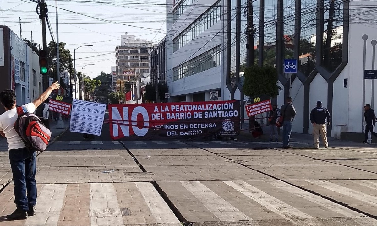 Paso Vehicular cerrado en las inmediaciones de UPAEP