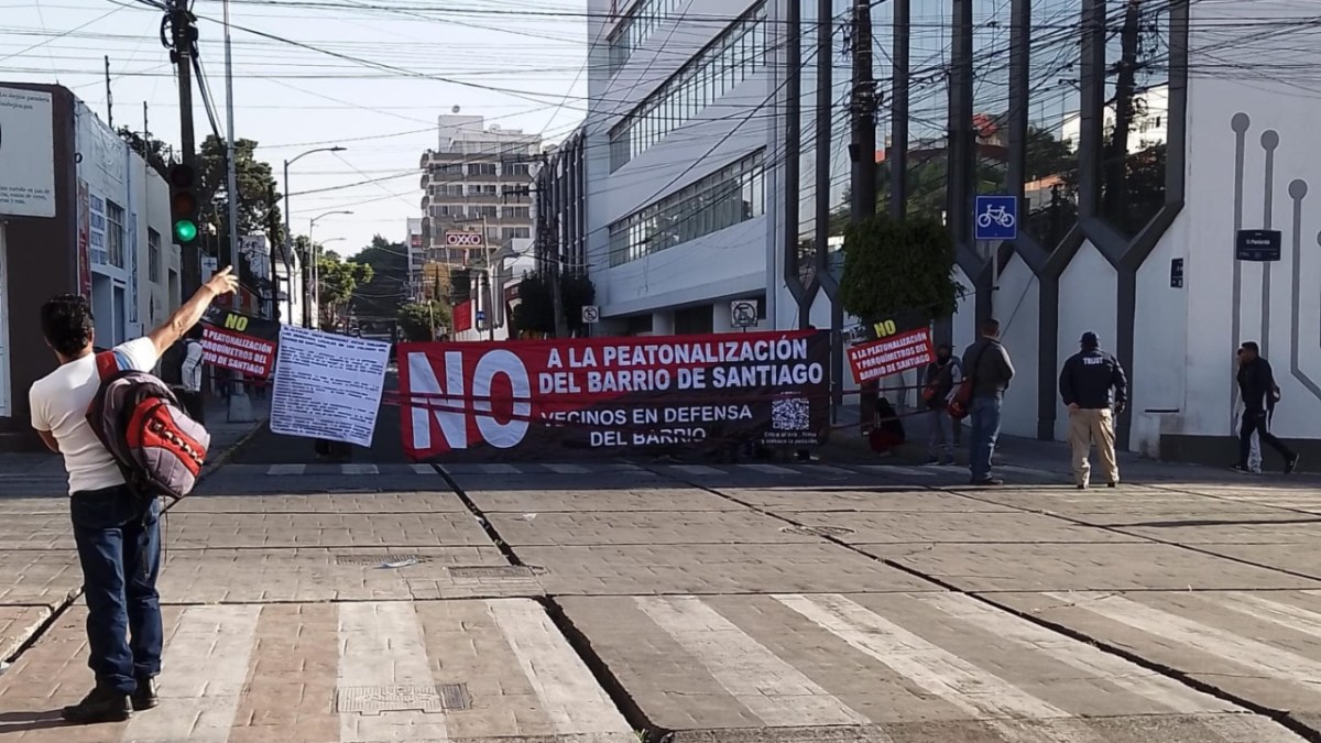 Paso Vehicular cerrado en las inmediaciones de UPAEP