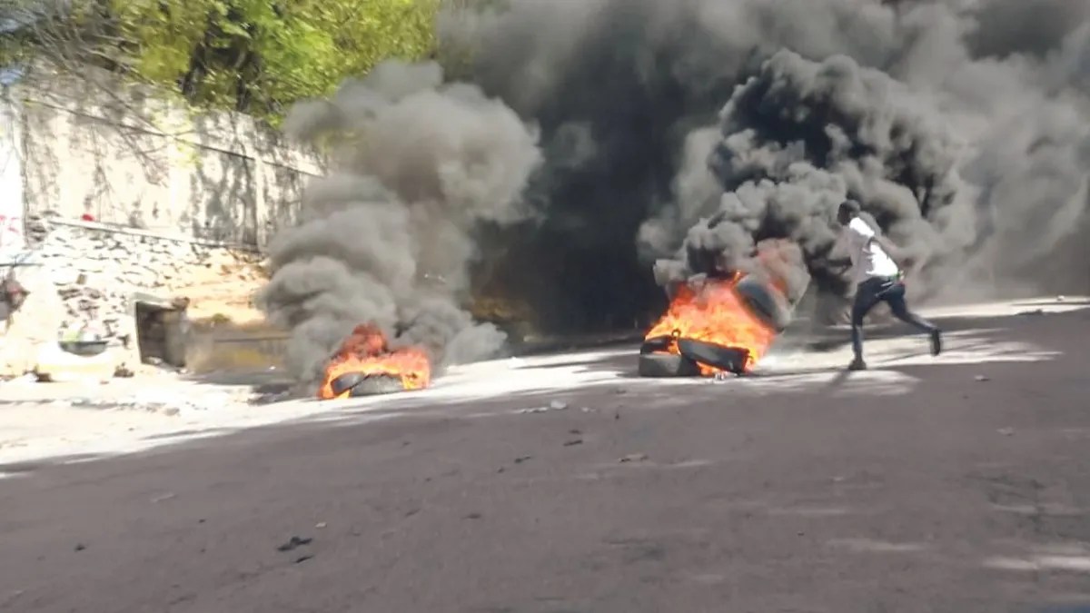 Foto: AFP | VIOLENCIA. Las bandas que pretenden derrocar al primer ministro haitiano, Ariel Henry, sembraron el caos en la capital desde la semana anterior.