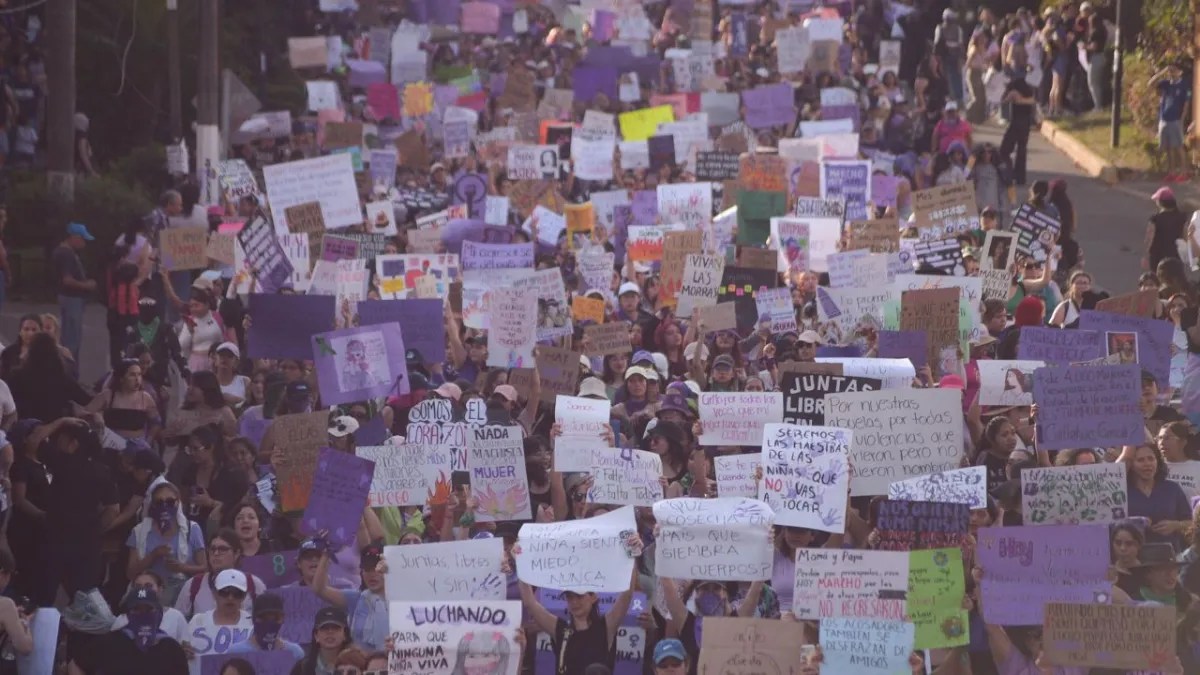 Foto: Cuartoscuro | Veracruz. Miles de mujeres marcharon el pasado 8 de marzo por calles de Xalapa para exigir un alto a la violencia contra ellas. El saldo fue blanco y se movilizaron personas de todas las edades vestidas de morado y con pancartas.