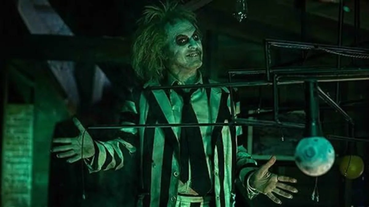 Foto: X/@warnerbrosmx | Beetlejuice Beetlejuice llega en un momento peculiar, en el que el séptimo arte ha volteado a revivir títulos del pasado, principalmente de la época de los 80