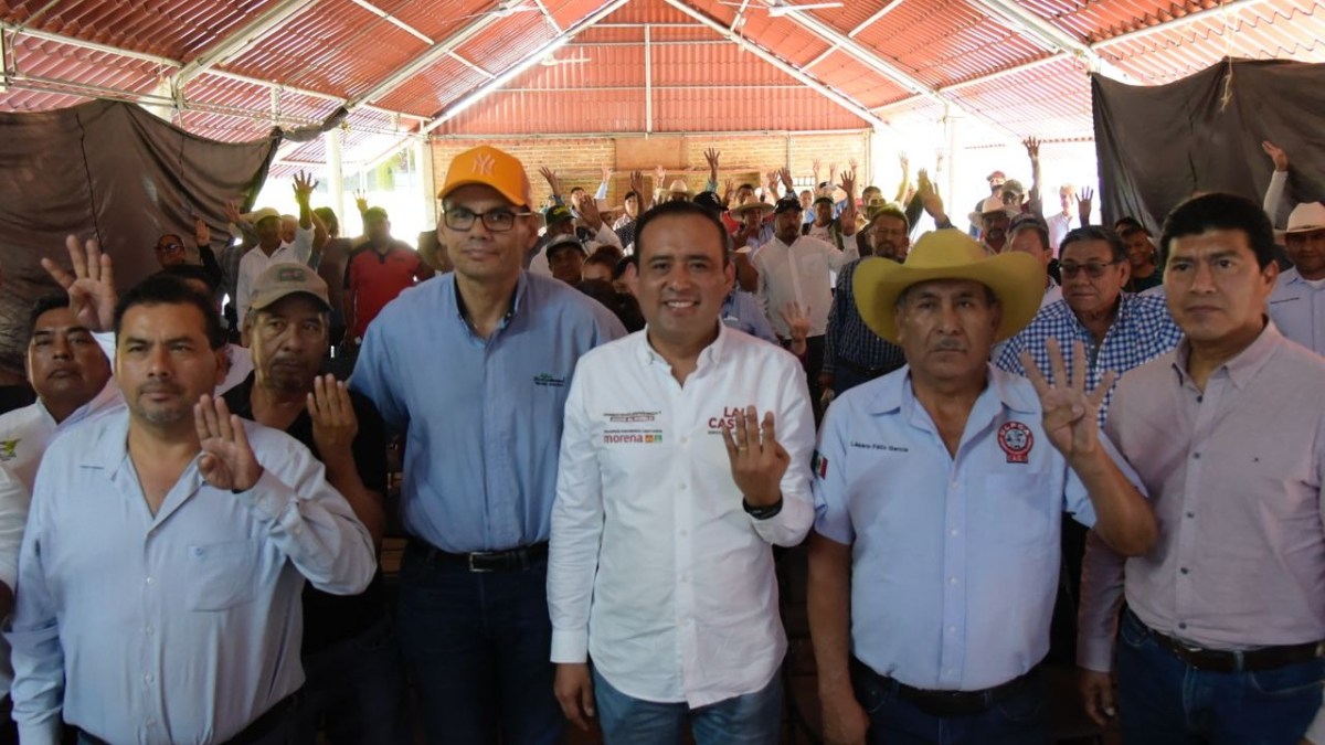 Eduardo Castillo López y productores cañeros de Atencingo