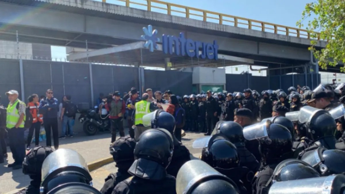 Foto:AICM|Trabajadores de Interjet exigen pago; bloquean circulación cerca del AICM