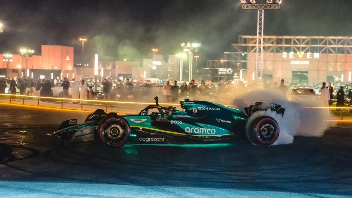 Foto: @AstonMartinF1 | La campeona británica de karting, Jessica Hawkins, dio una exhibición abordo de un F1 en Arabia Saudi