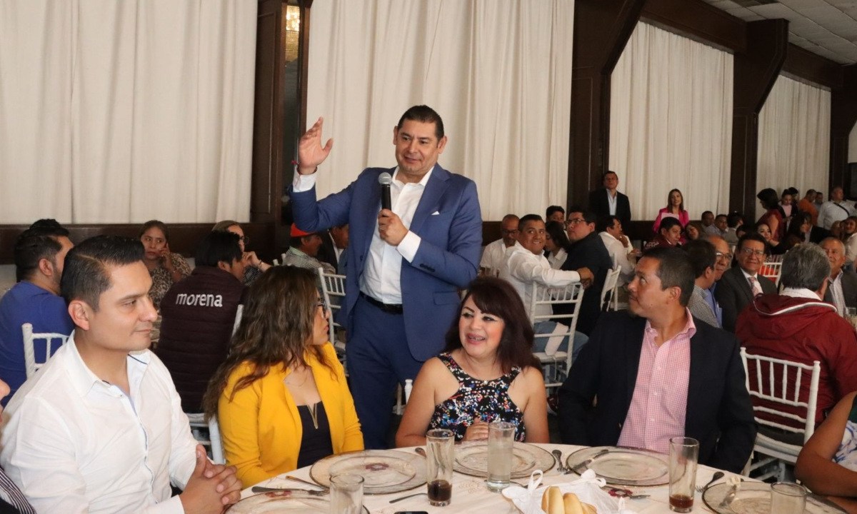 Alejandro Armenta se reunió con más de 300 aspirantes a candidatos a diputados locales