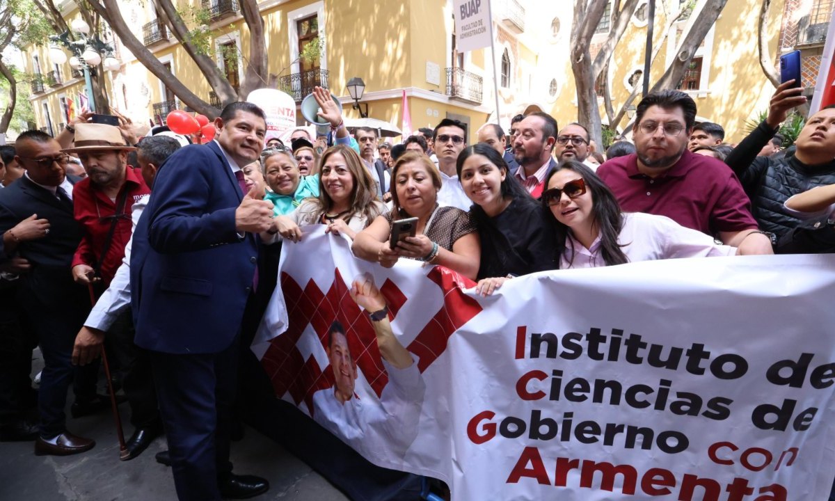 Alejandro Armenta y estudiantes del Instituto de Ciencias