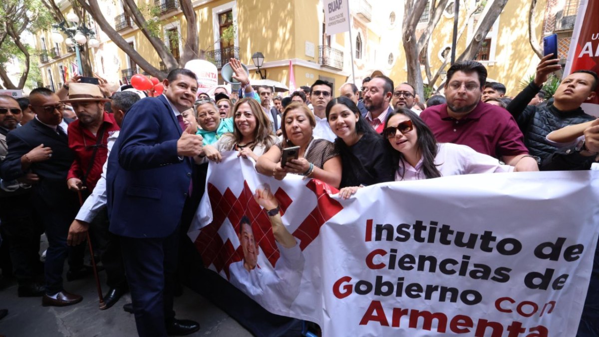 Alejandro Armenta y estudiantes del Instituto de Ciencias