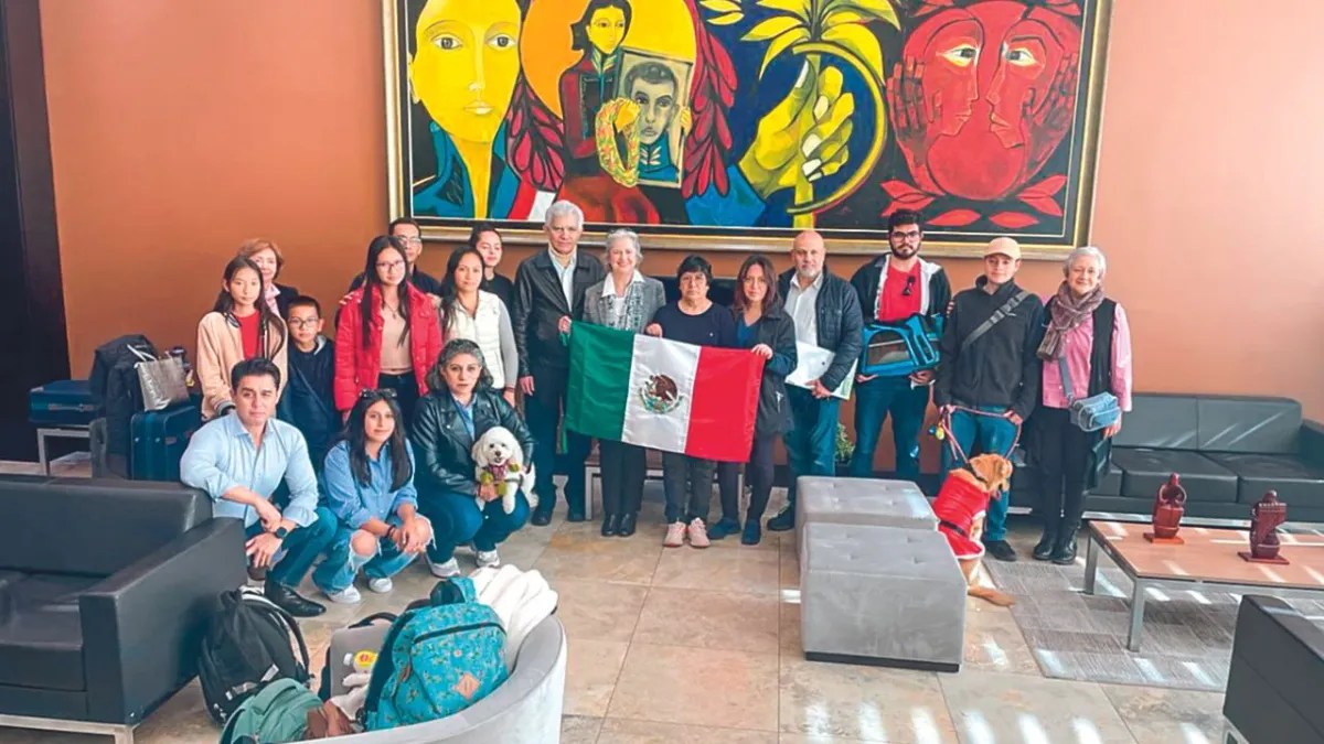 Foto: Especial | A salvo. La canciller Bárcena Ibarra recibió a los representantes mexicanos en Ecuador en la Terminal 2 del AICM, luego de que fueran evacuados de ese país.