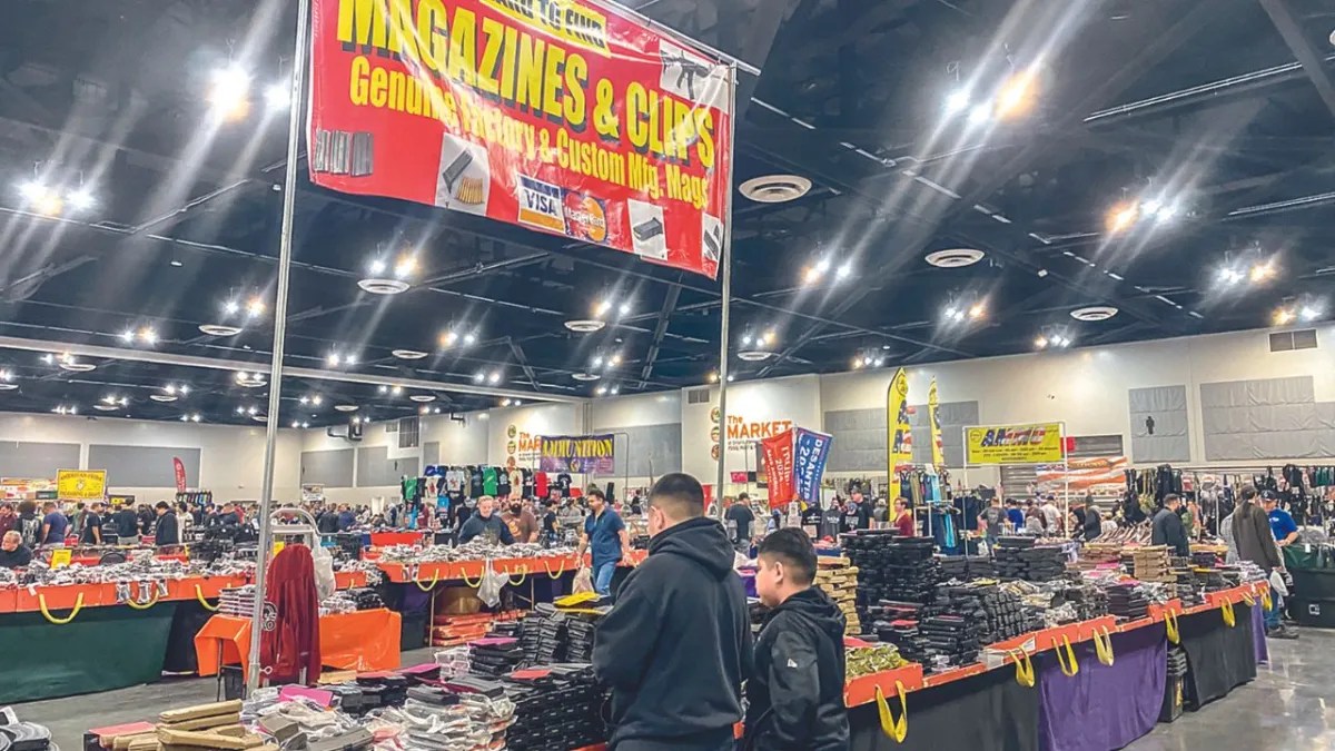 Foto: AFP | CALIFORNIA. Los niños pueden asistir a eventos como la Feria de Armas en Ontario, realizada el 28 de enero de 2023.