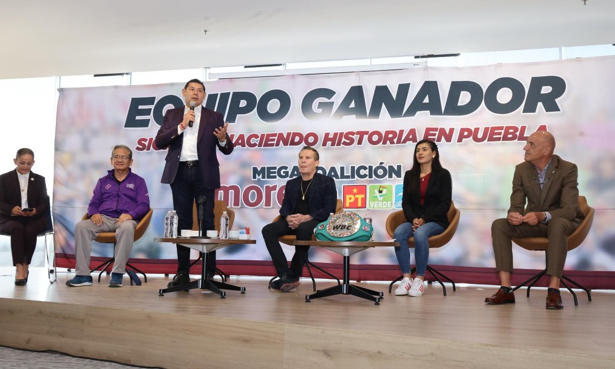 Alejandro Armenta ofreció una conferencia con Julio César Chávez