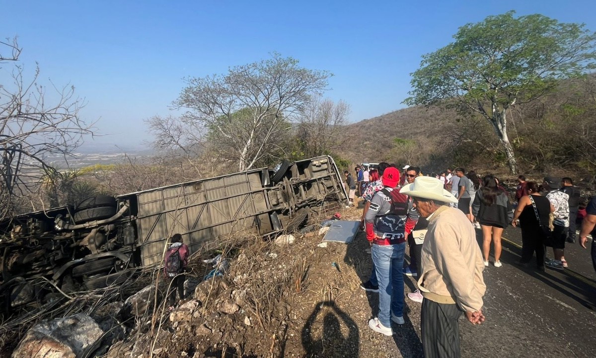 La Coordinación Estatal de Protección Civil, que indicó que el autobús circulaba con sentido al municipio de Huehuetlán El Grande. | Foto: Especial