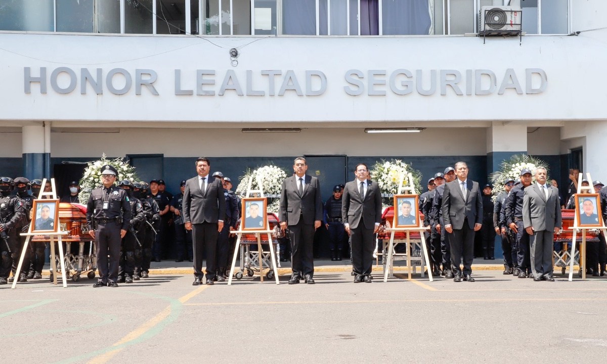 Los cuatro policías estatales caídos el domingo pasado durante un enfrentamiento contra civiles armados en Chignahuapan, recibieron un homenaje póstumo y de cuerpo presente. | Foto: Especial