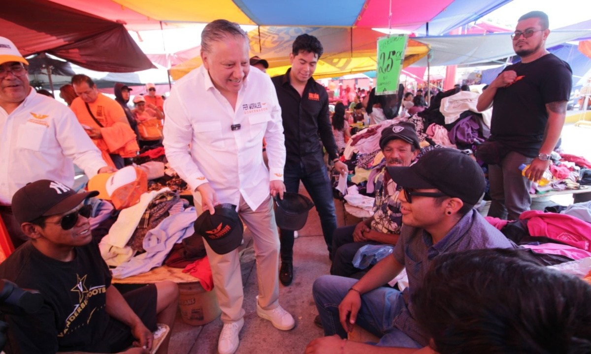 Fernando Morales dio un recorrido por el tianguis de San Ramón para escuchar las necesidades de las y los vecinos de la colonia