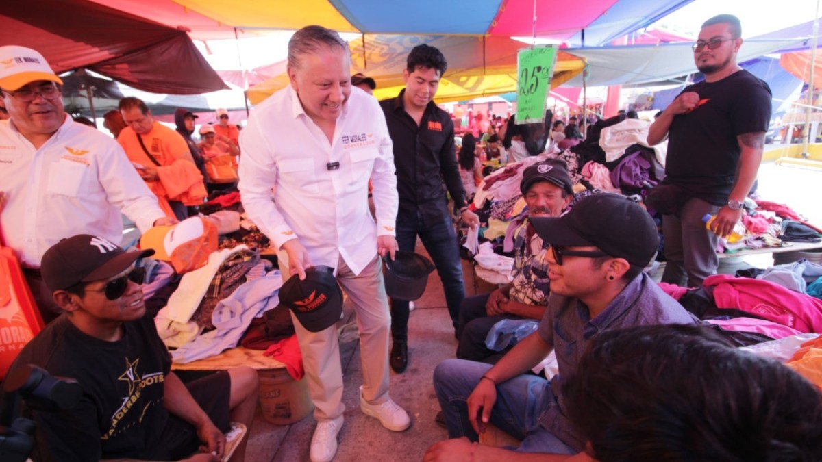 Fernando Morales dio un recorrido por el tianguis de San Ramón para escuchar las necesidades de las y los vecinos de la colonia