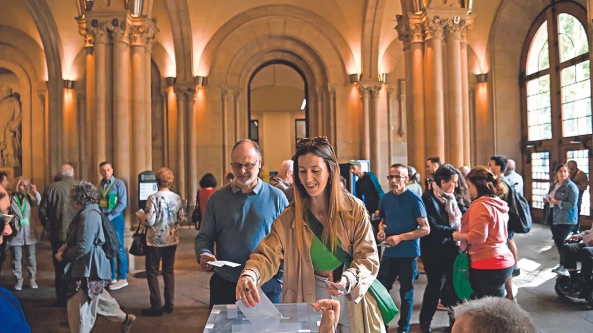 Foto: Especial | PARTICIPACIÓN. Una votante asistió a la Universidad de Barcelona, durante la elección regional.