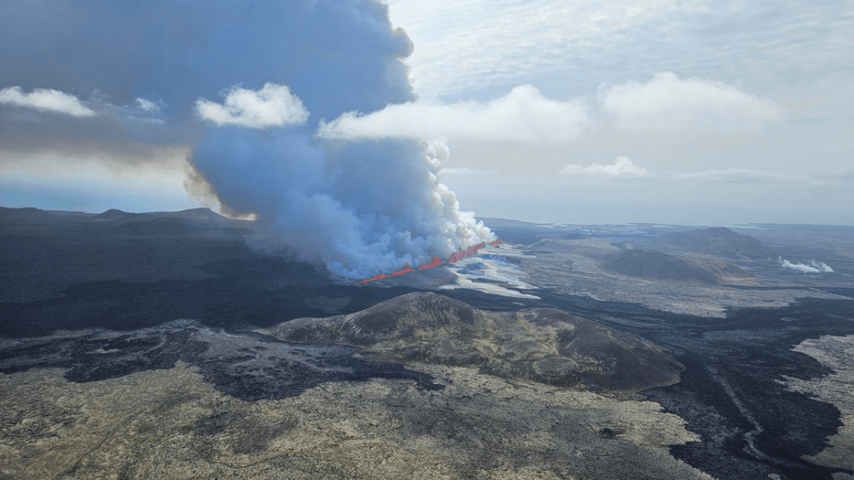 Foto: SkyAlert. Ante la constante actividad volcánica y las dimensiones de la fisura las autoridades islandesas declararon estado de emergencia en Grindavík.