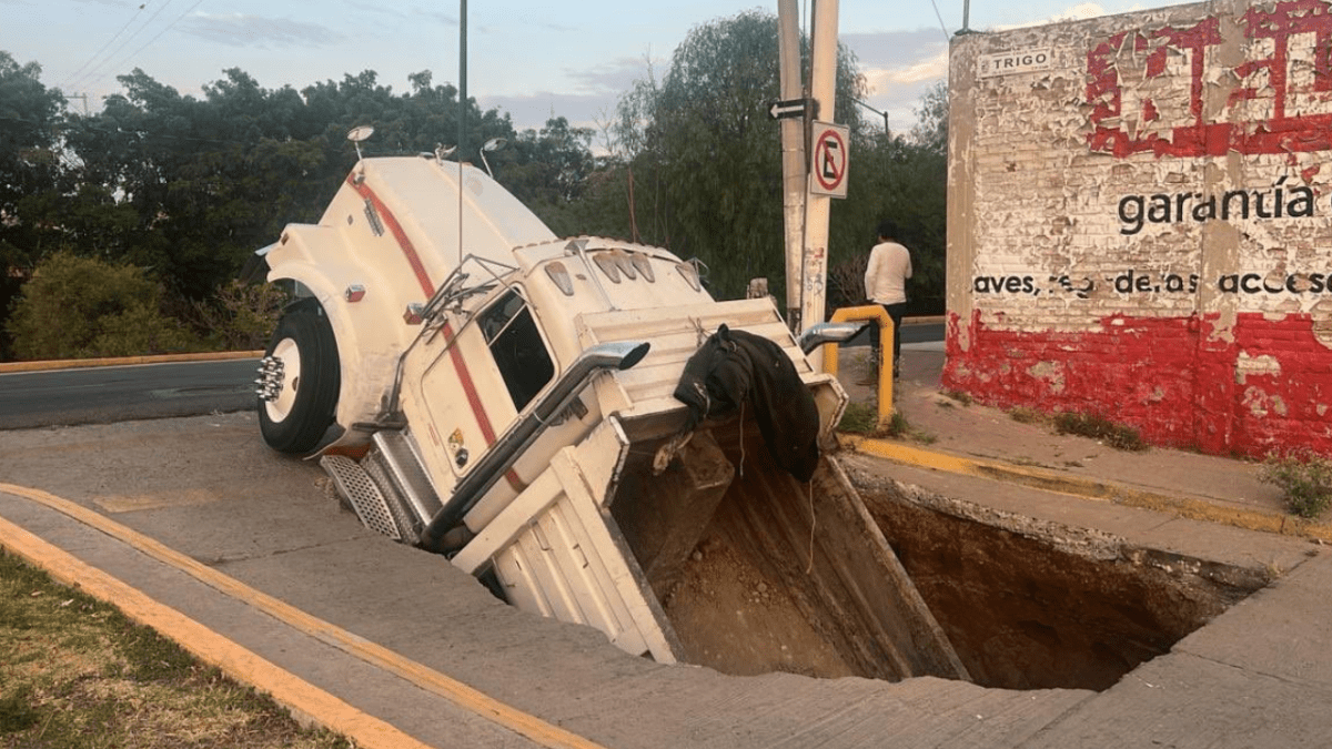 Foto: @alejmagana. Se presume que pudo tratarse de alguna fuga de agua interna o el ablandamiento del terreno tras el paso del camión.