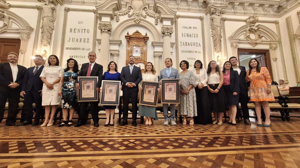 Entrega ayuntamiento Cédula Real a empresarios