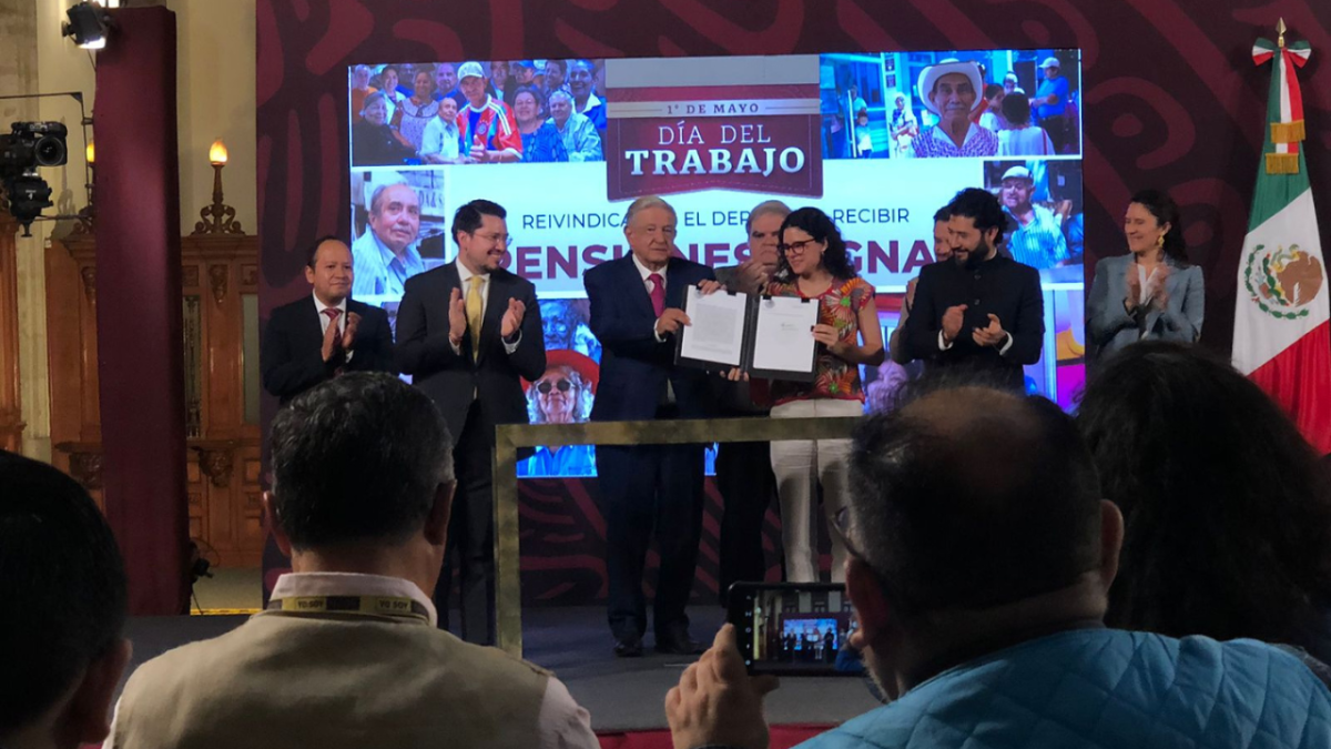 Foto: Luis Valdés | Tras su publicación en el DOF, López Obrador firmó el decreto para crear el Fondo de Pensiones del Bienestar.