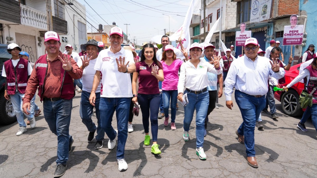 El aspirante morenista revela las necesidades de la población, como es el agua, el alumbrado, entre otros | Foto: Especial